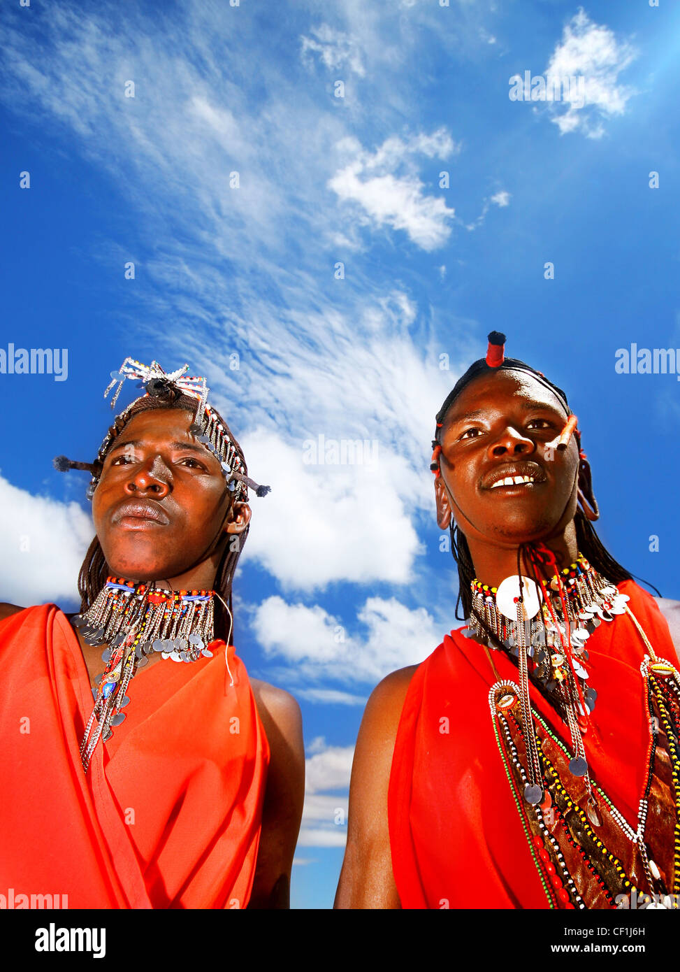 Afrika, Kenia, MASAI MARA, NOVEMBER 12: Porträt auf einer afrikanischen Jungs von Masai Mara Stamm Dorf über blauen Himmel Stockfoto