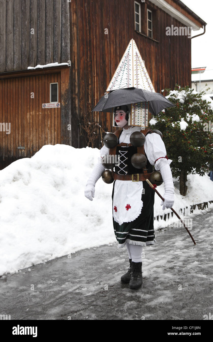 Bewohner nehmen Teil in die jährliche Tradition von Silvesterchläusen vom New Years Eve in der alten Stadt Urnäsch, Schweiz Stockfoto