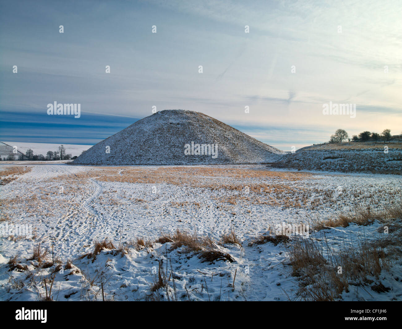 Silbury Hill, einem alten Megalith-Monument in Wiltshire, bedeckt mit einer Schicht Schnee und Frost. Stockfoto