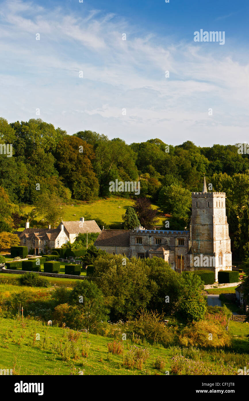 Die Pfarrkirche St. Mary die Jungfrau, umgeben von ländlicher Gegend. Stockfoto