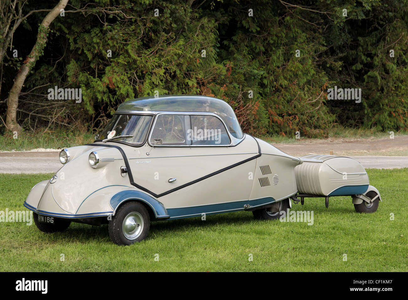 Messerschmitt KR200 Bubble Auto und Anhänger. Bild von Tony Rusecki Stockfoto