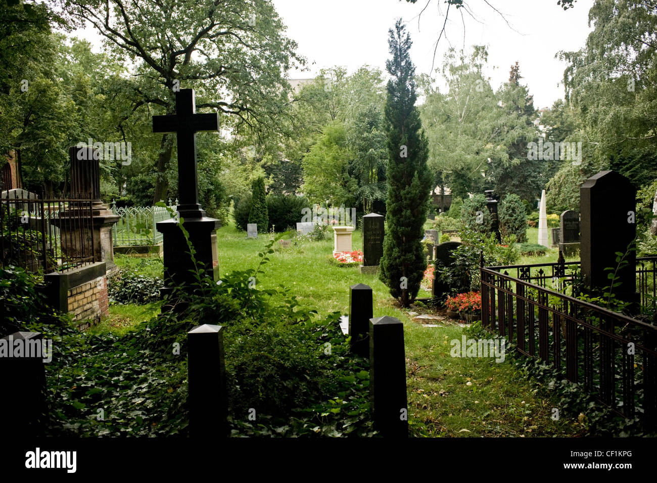 Gräber der Dreifaltigkeitskirchhof II in Berlin. Evangelischer Friedhof. Stockfoto