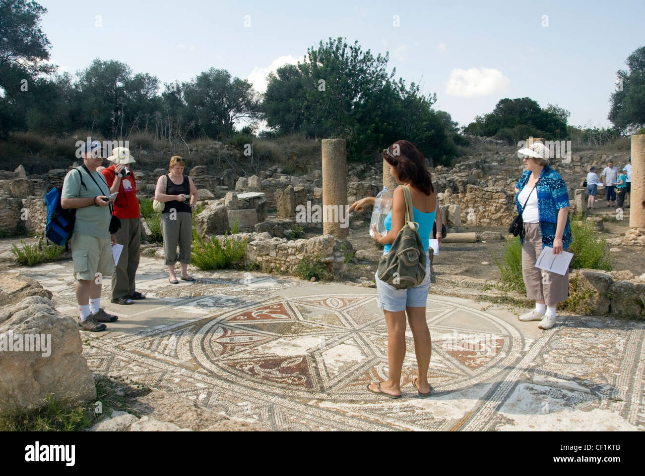 NORD-ZYPERN. KARPAS HALBINSEL TOURISTEN STUDIUM CHRISTLICHE SYMBOLE IN MOSAIKEN IN VORHALLE AYA TRIAS AUSGRABUNGEN Stockfoto