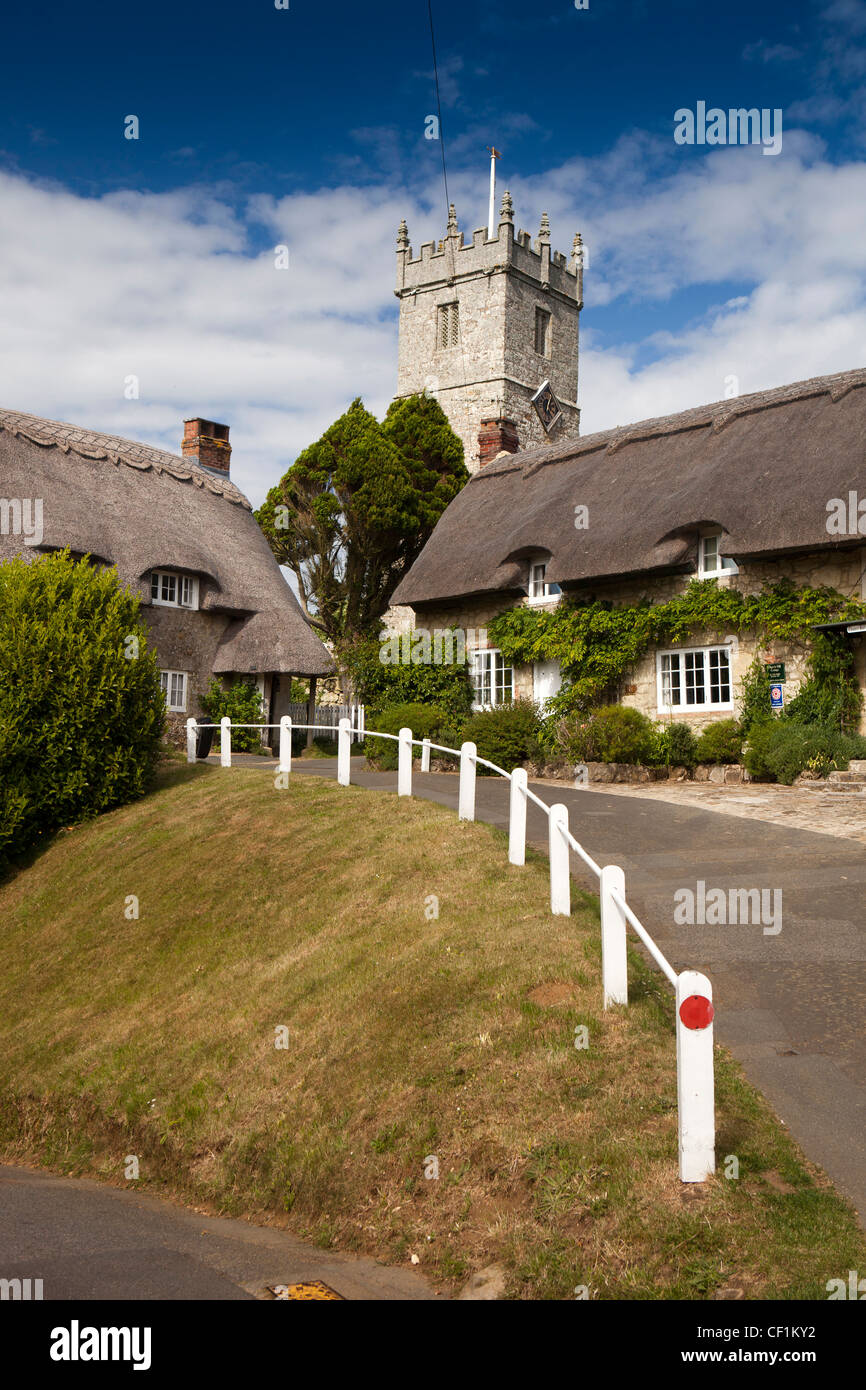 Großbritannien, England, Isle Of Wight, Godshill, Allerheiligenkirche auf Hügel über idyllische strohgedeckten Hütten stehen Stockfoto