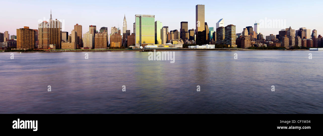 Skyline von Midtown Manhattan, East River, New York, Vereinigte Staaten von Amerika Stockfoto