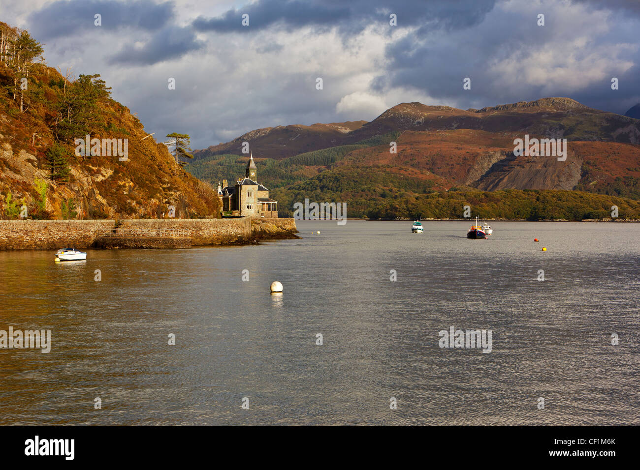 Boote vertäut an der Mündung der Mawddach durch altes Zollhaus. Stockfoto