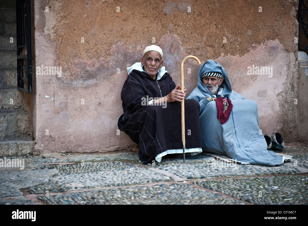 Muslimische alte Männer sitzen auf den Straßen der alten Medina von Chefchaouen, Marokko Stockfoto