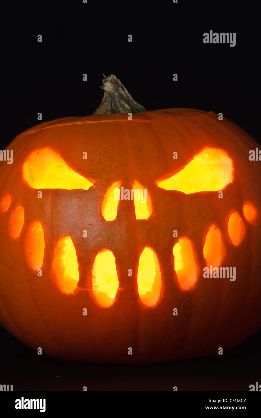 Ein Gesicht geschnitzt in einen Kürbis für Halloween. Stockfoto