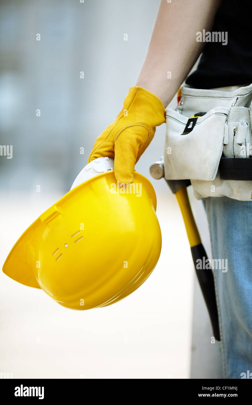 Generator mit gelben Helm und Arbeitshandschuhe auf der Baustelle Stockfoto