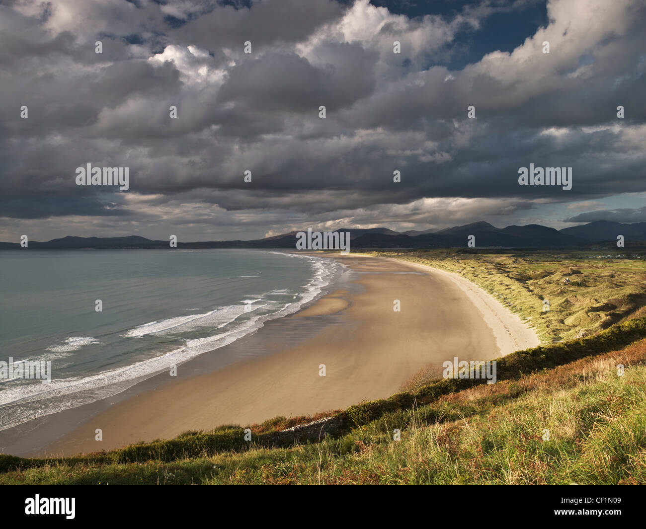 Blick auf Harlech Strand von Allt-y-Mor. Stockfoto