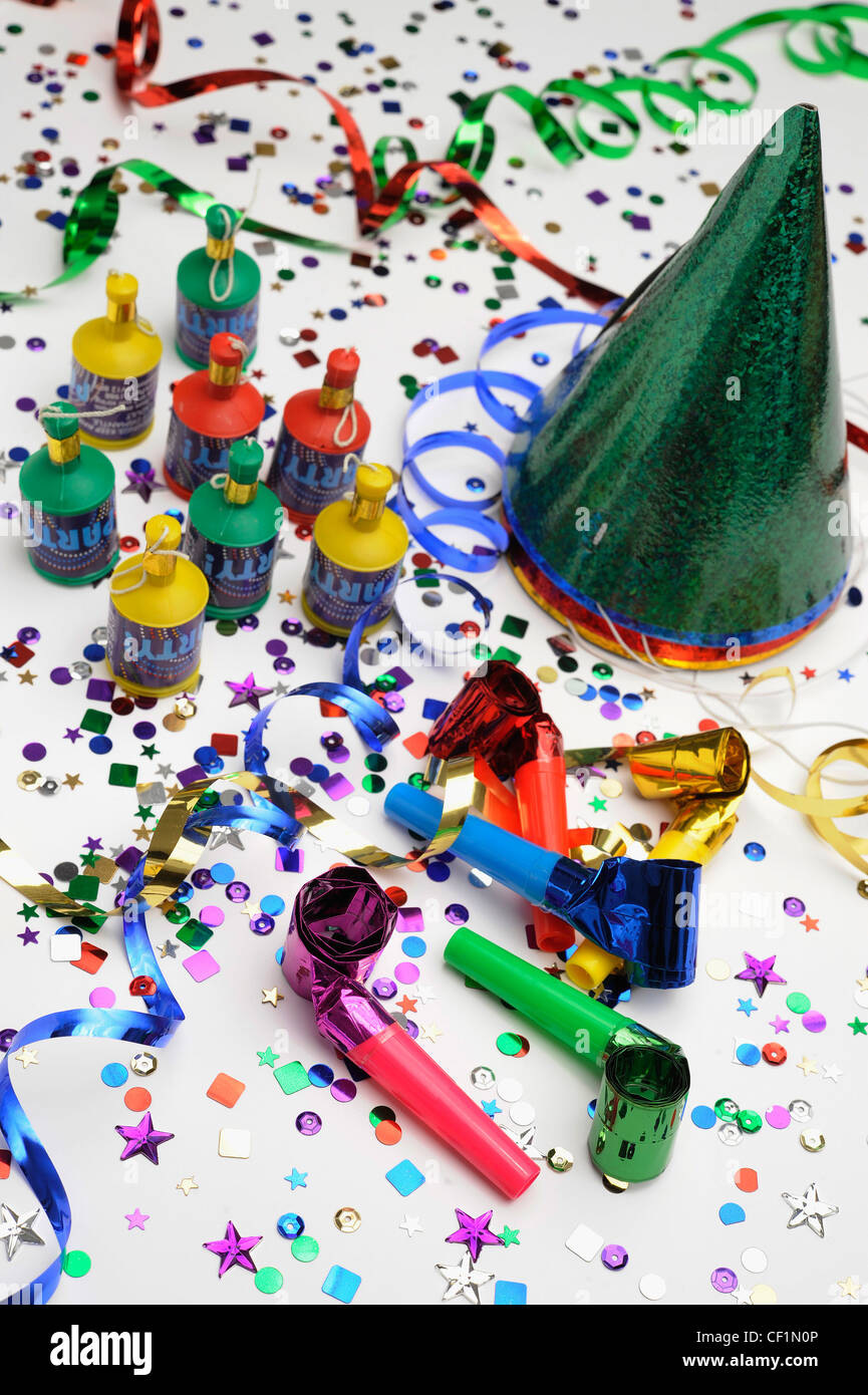 Ein Stillleben Bild von Horn Gebläse, bunte Konfetti, Luftschlangen, party-Hüte und party Poppers auf weißem Hintergrund Stockfoto
