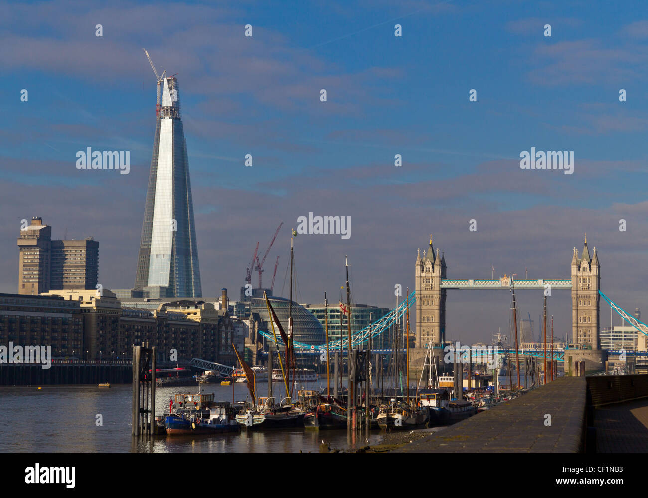 Morgen Blick auf die Tower Bridge und der Themse, mit der Scherbe im Hintergrund Stockfoto
