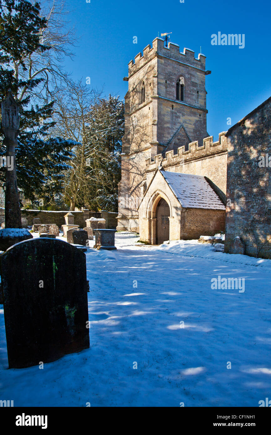 Schneereiche Winter Blick auf die Kirche des Heiligen Rood oder Kreuz in Cotswold Dorf Ampney Crucis, Gloucestershire, England, Großbritannien Stockfoto