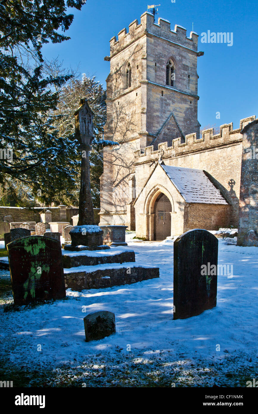 Schneereiche Winter Blick auf die Kirche des Heiligen Rood oder Kreuz in Cotswold Dorf Ampney Crucis, Gloucestershire, England, Großbritannien Stockfoto