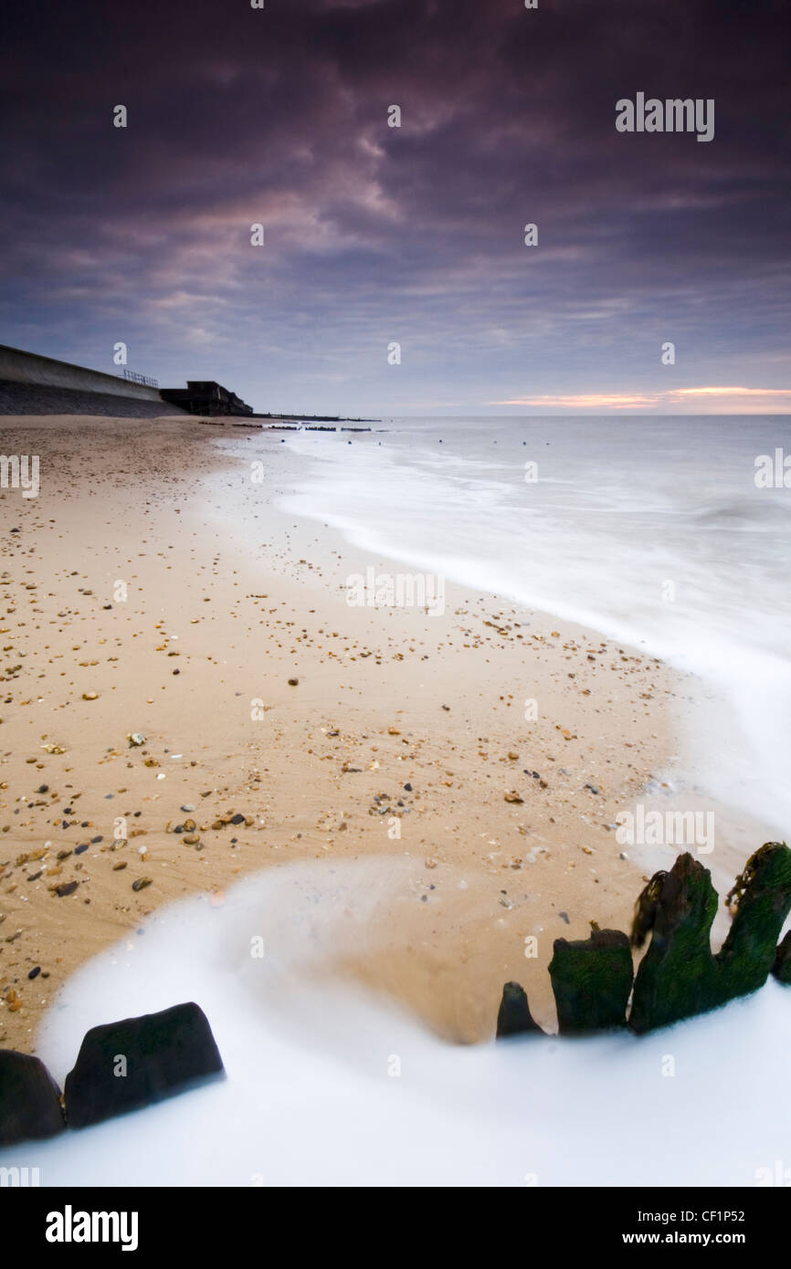 Leeren Strand von Frinton-on-Sea. Dieser kleine Küstenort war das letzte Ziel in England im Jahr 1944 von der deutschen Luftwaffe angegriffen werden. Stockfoto