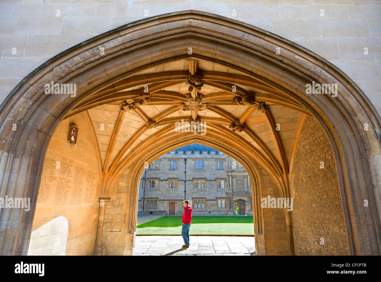 Das Fitzjames-Gateway (1497) führt vom vorderen Quad zum Fellows' Quad des Merton College, Oxford Stockfoto