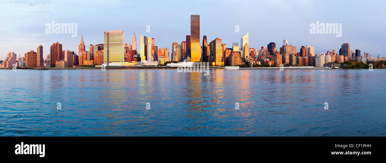 Skyline von Midtown Manhattan gesehen vom East River, New York, Vereinigte Staaten von Amerika Stockfoto