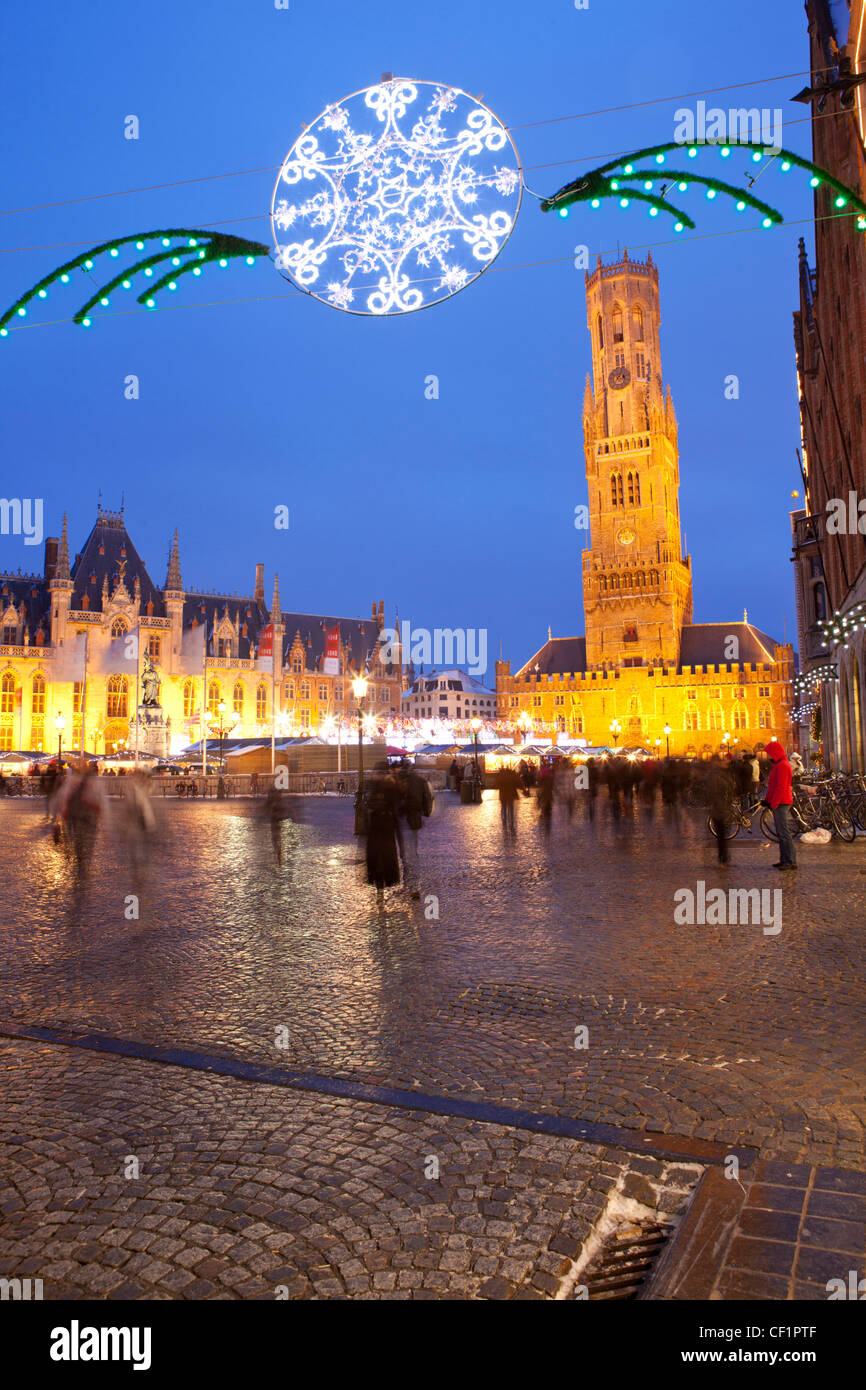 Ein Blick auf den Glockenturm und gepflasterten Marktplatz mit Weihnachtsbeleuchtung Stockfoto