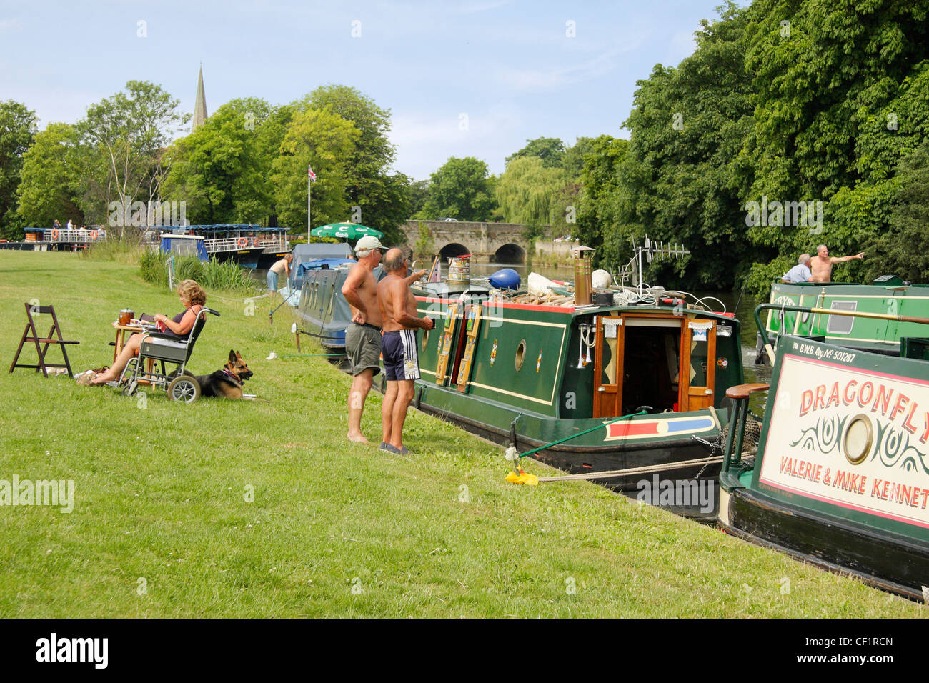 Menschen durch ihre schmale Boote auf der Themse bei Abingdon entspannen. Stockfoto