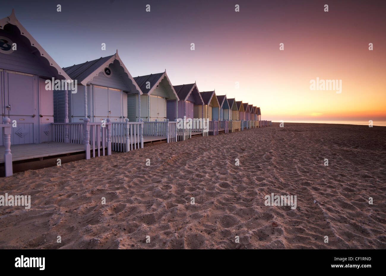 Früh am Morgen über neue Strandhütten auf Mersea Island. Stockfoto