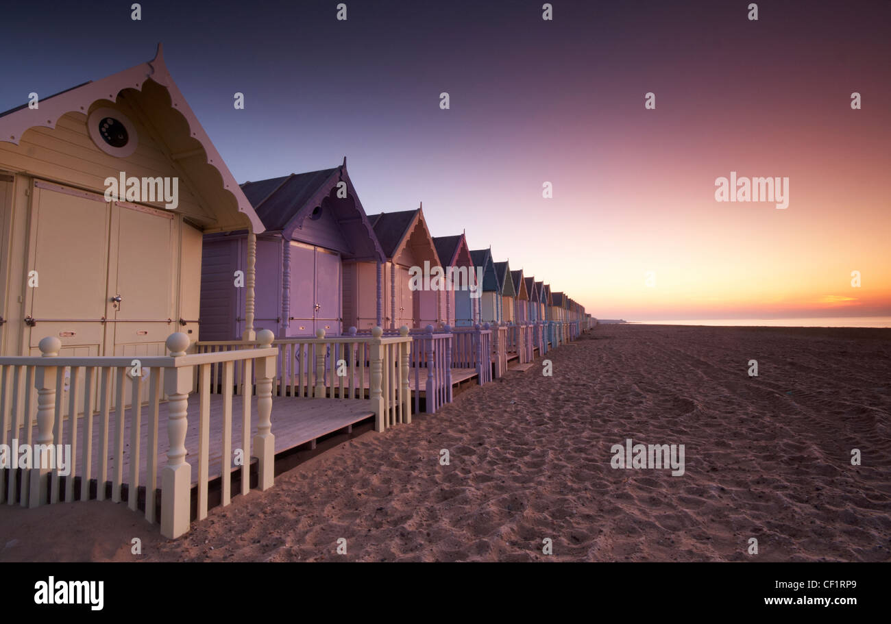 Früh am Morgen über neue Strandhütten auf Mersea Island. Stockfoto