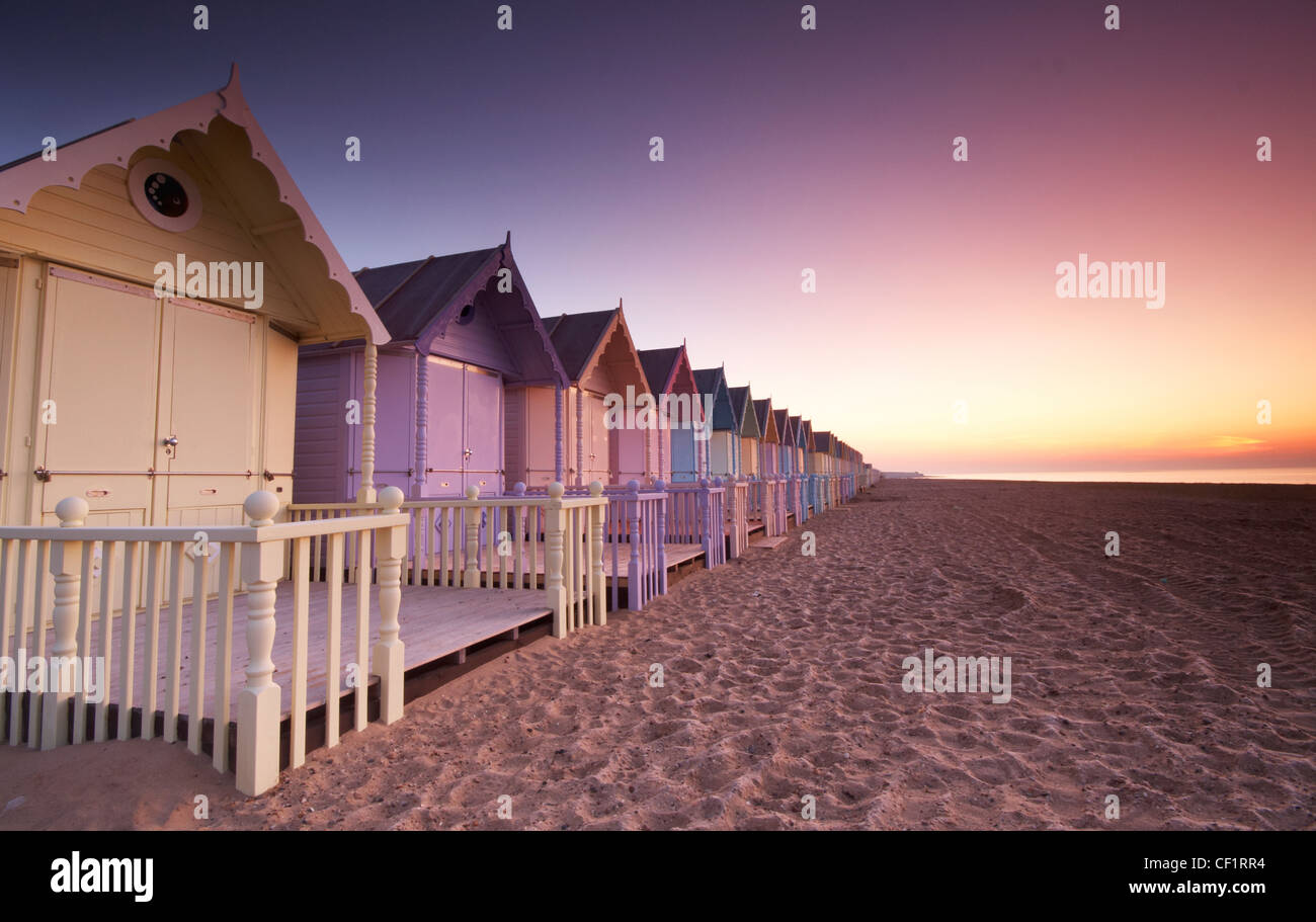Früh am Morgen über neue Strandhütten auf Mersea Island. Stockfoto