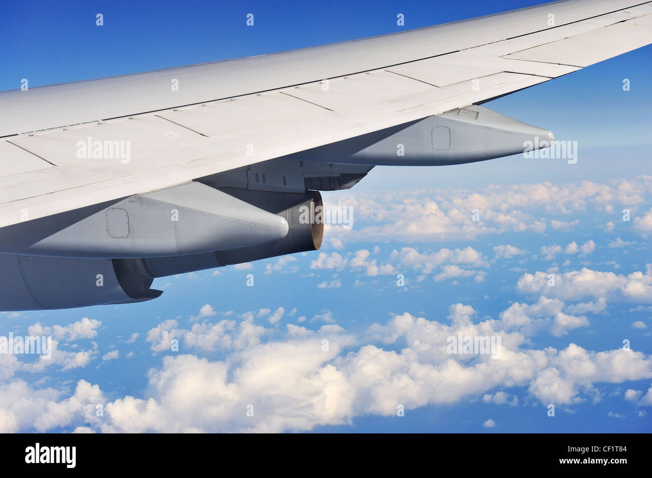 Flügel des fliegenden Flugzeug, über den Wolken Stockfoto