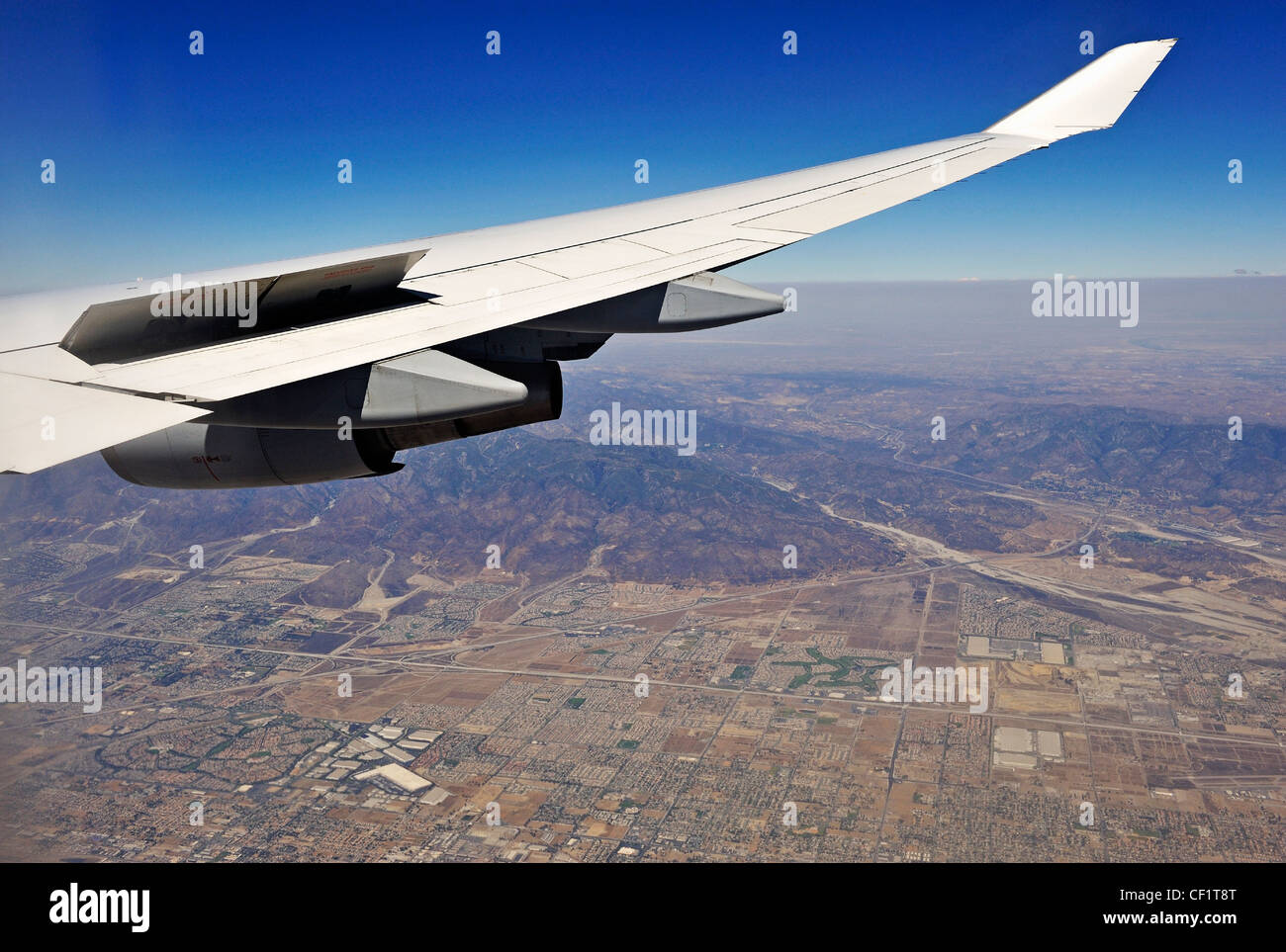 Flugzeugflügel von fliegenden Flugzeug über den USA Stockfoto