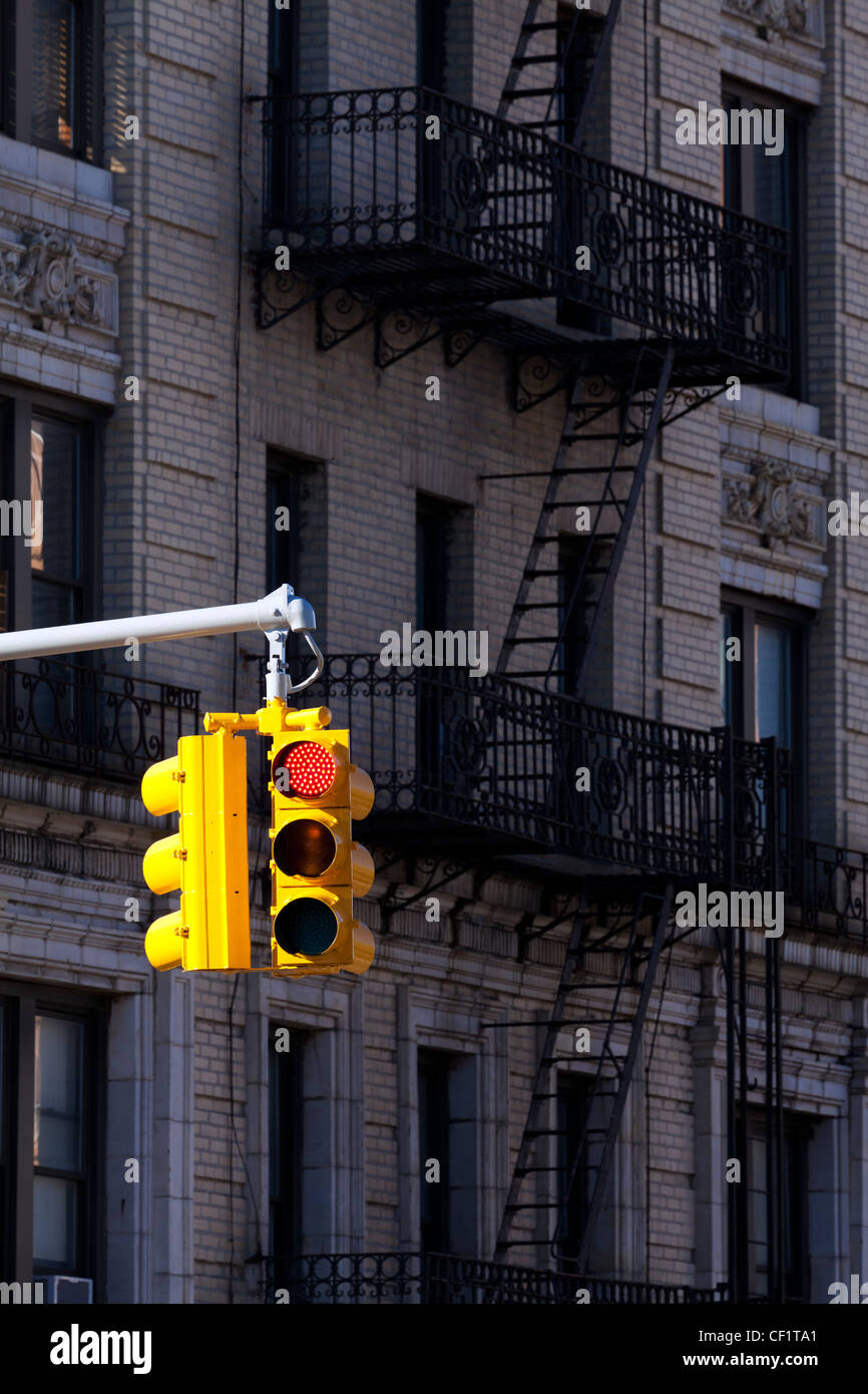 Ampel und typischen Gebäude im Stadtteil Harlem, New York, Vereinigte Staaten von Amerika Stockfoto