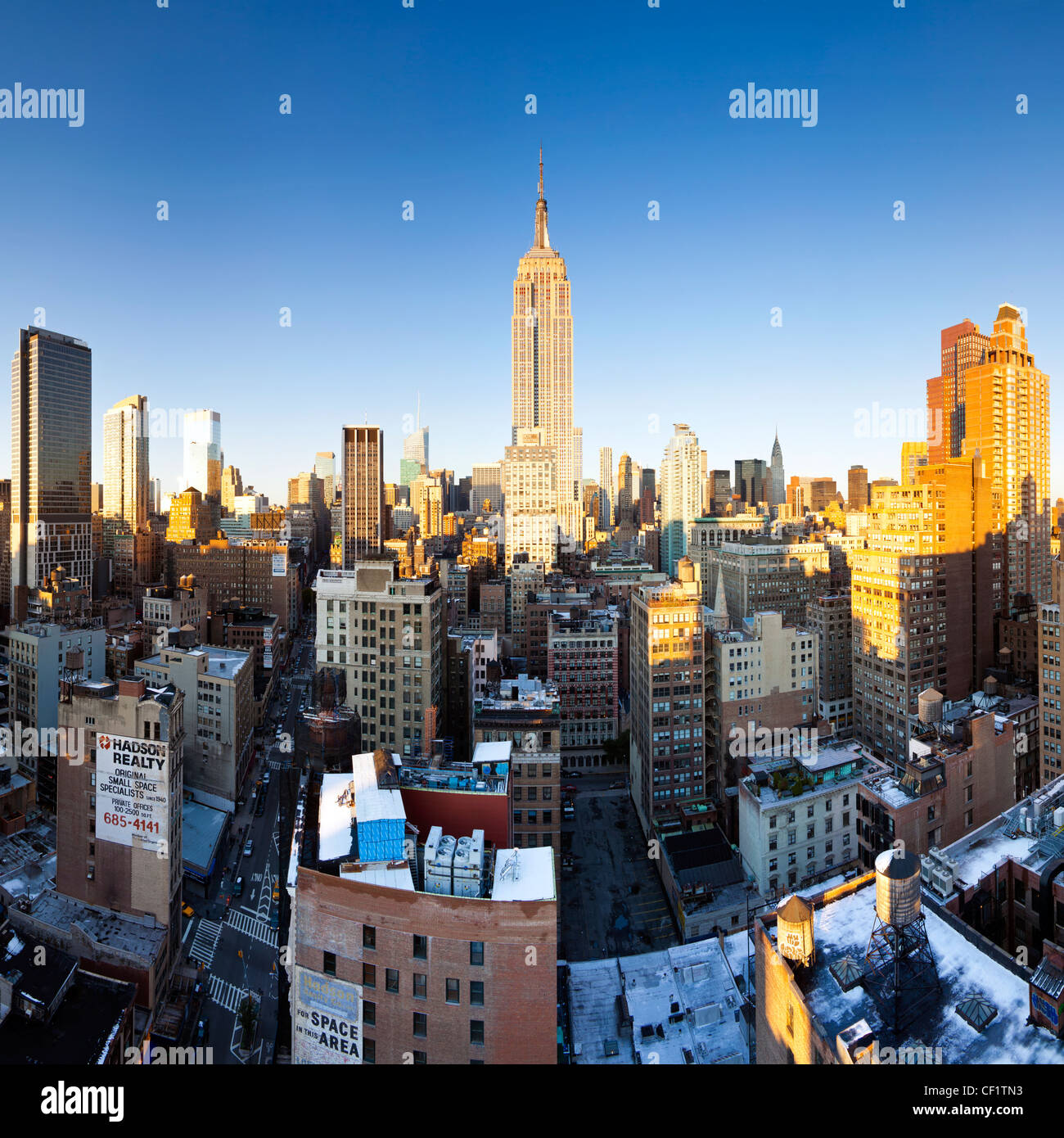 New York City, Manhattan, Midtown Manhattan, erhöhte Abenddämmerung Blick auf das Empire State Building Stockfoto