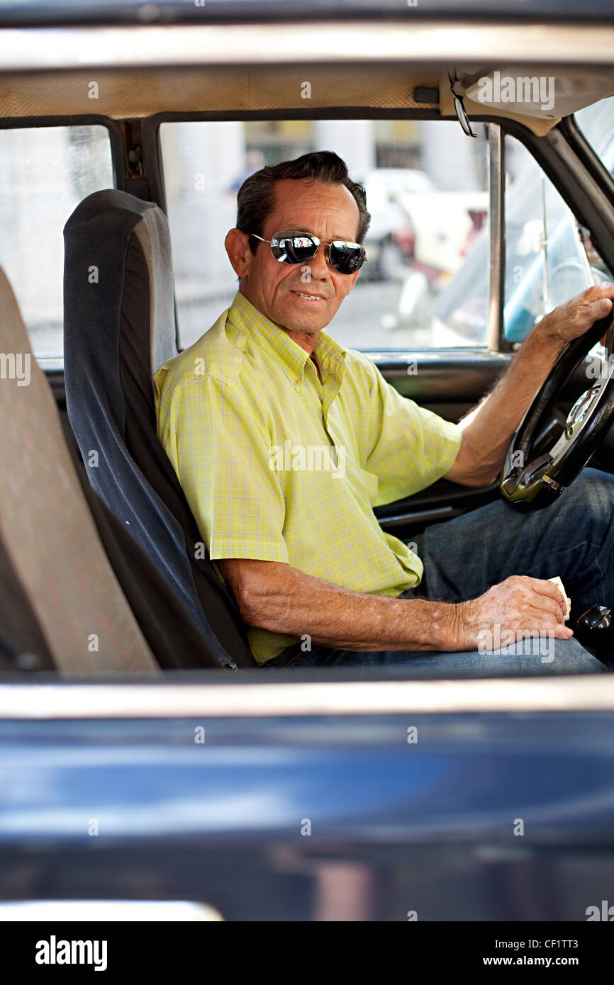 Älterer Herr Autofahren in Havanna, Kuba Stockfoto