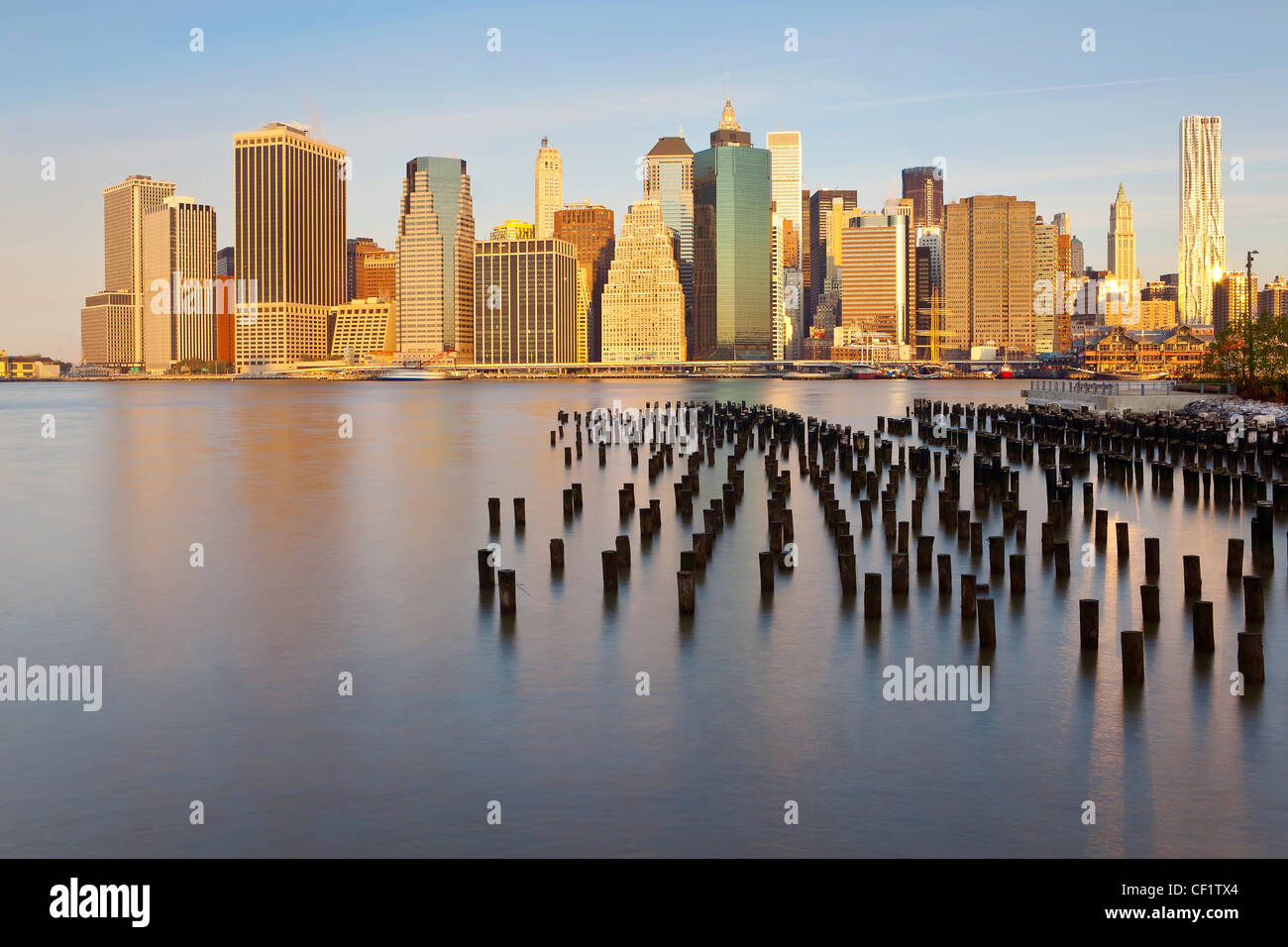 Vereinigte Staaten von Amerika, New York, Dämmerung Blick auf die Wolkenkratzer von Manhattan aus der Nachbarschaft in Brooklyn Heights. Stockfoto