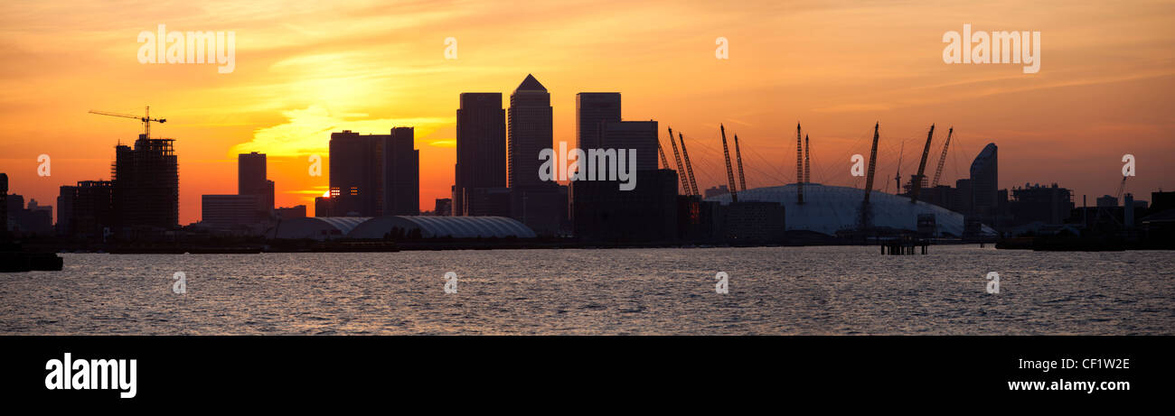 Ein Blick auf th Fluss Themse gegenüber der City of London und die O2 Arena und Canary Wharf bei Sonnenuntergang Stockfoto