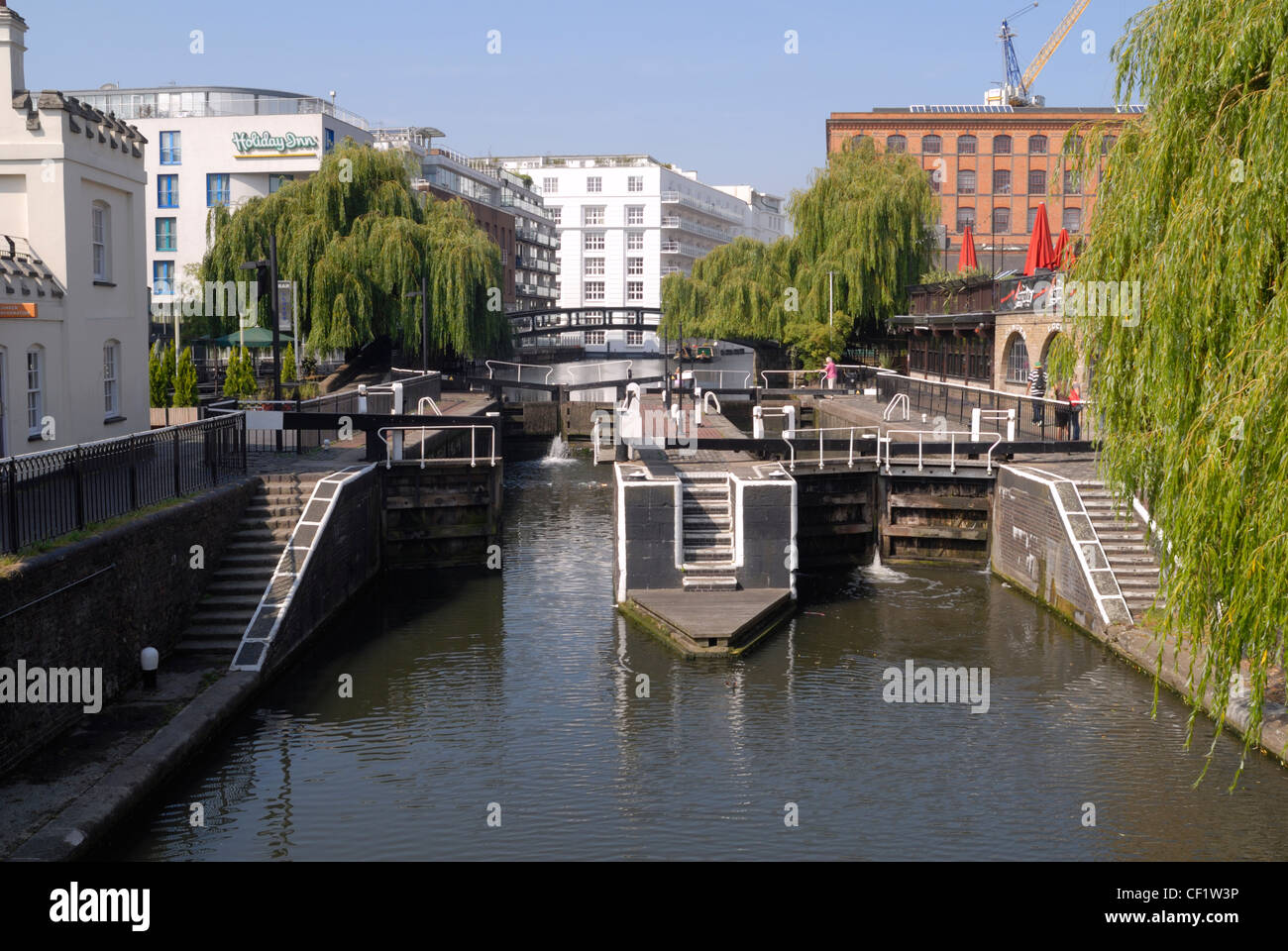 Eine Frau, die Öffnung einer Schleuse bei Camden Lock. Die Schleusen sind neben dem Markt und lassen Sie Boote zu steigen oder sinken betwe Stockfoto