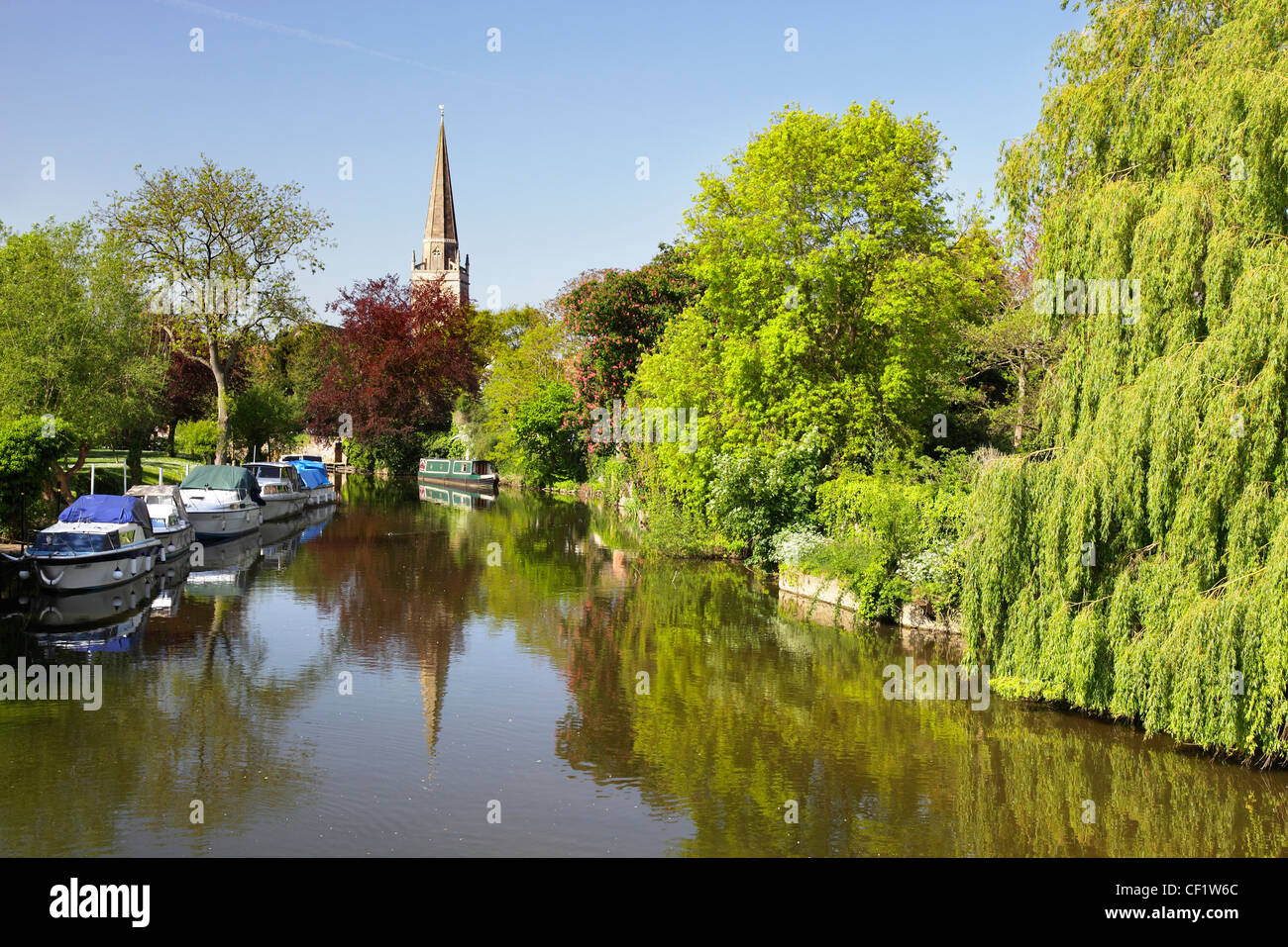 Saint Helen-Kirche und der Themse bei Abingdon Brücke. Stockfoto