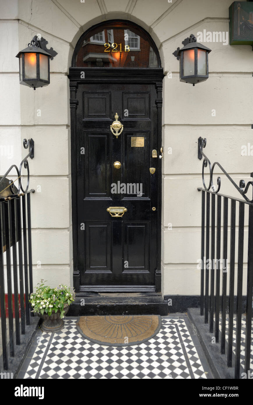 Eingang der 221 b Baker Street, fiktive Wohnort von Sherlock Holmes, heute Teil von Sherlock Holmes Museum. Stockfoto