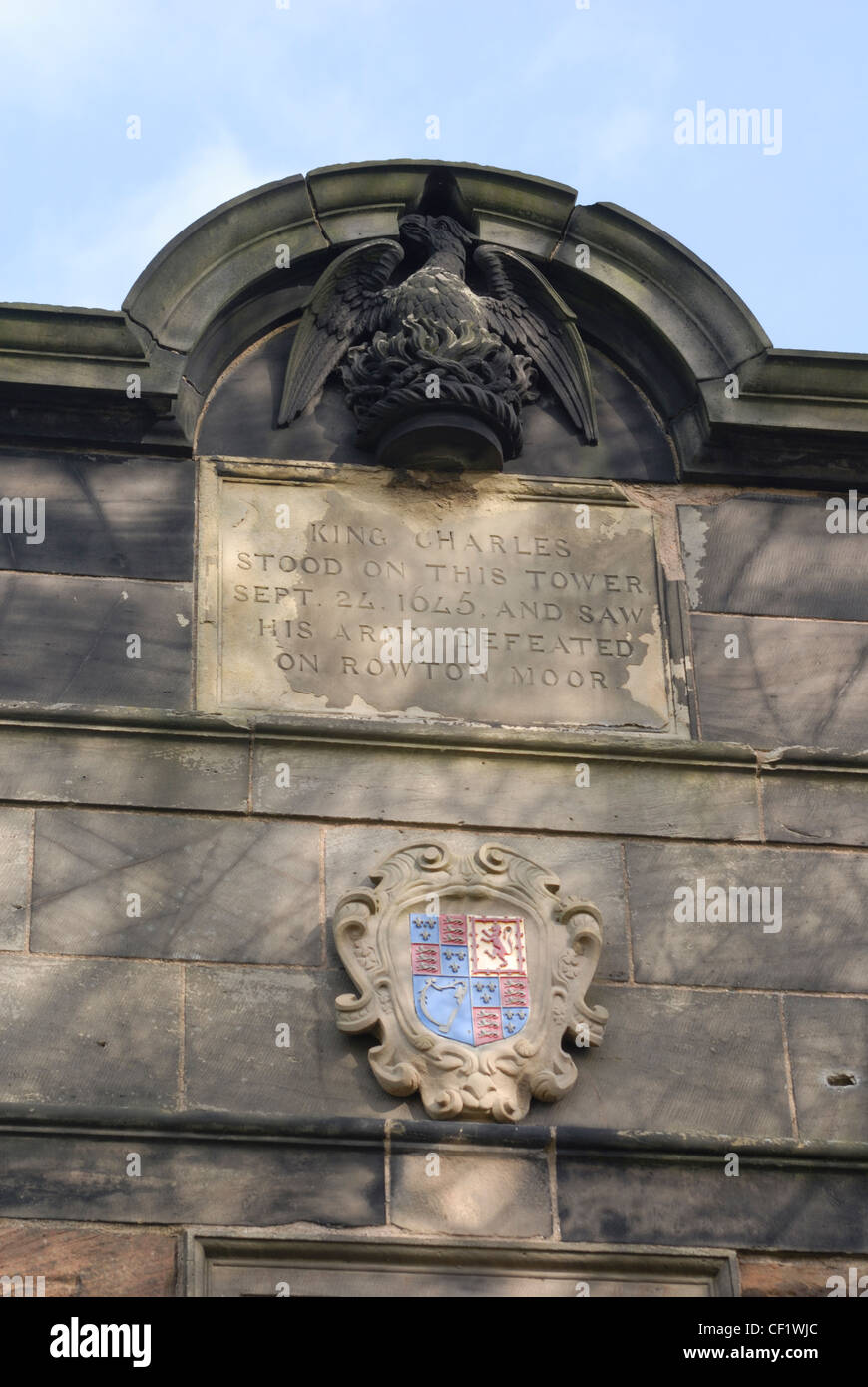 Historische Zeichen auf Chester Stadtmauer markiert die Stelle, wo König Charles Stand und sah seine Armee besiegt auf Rowton Moor bei t Stockfoto