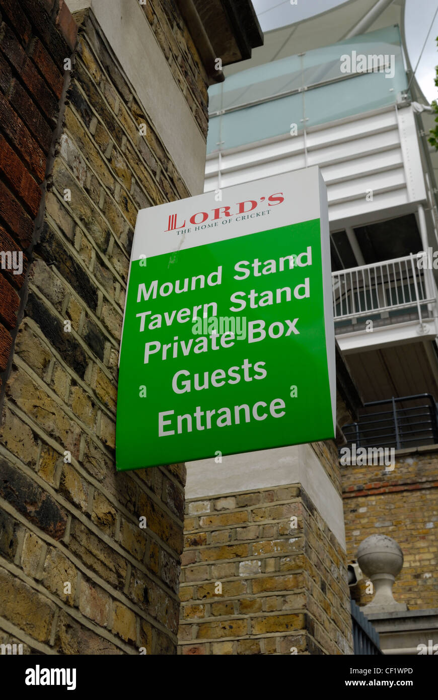 Ein Schild vor dem Eingang zum Lords Cricket Ground. Stockfoto