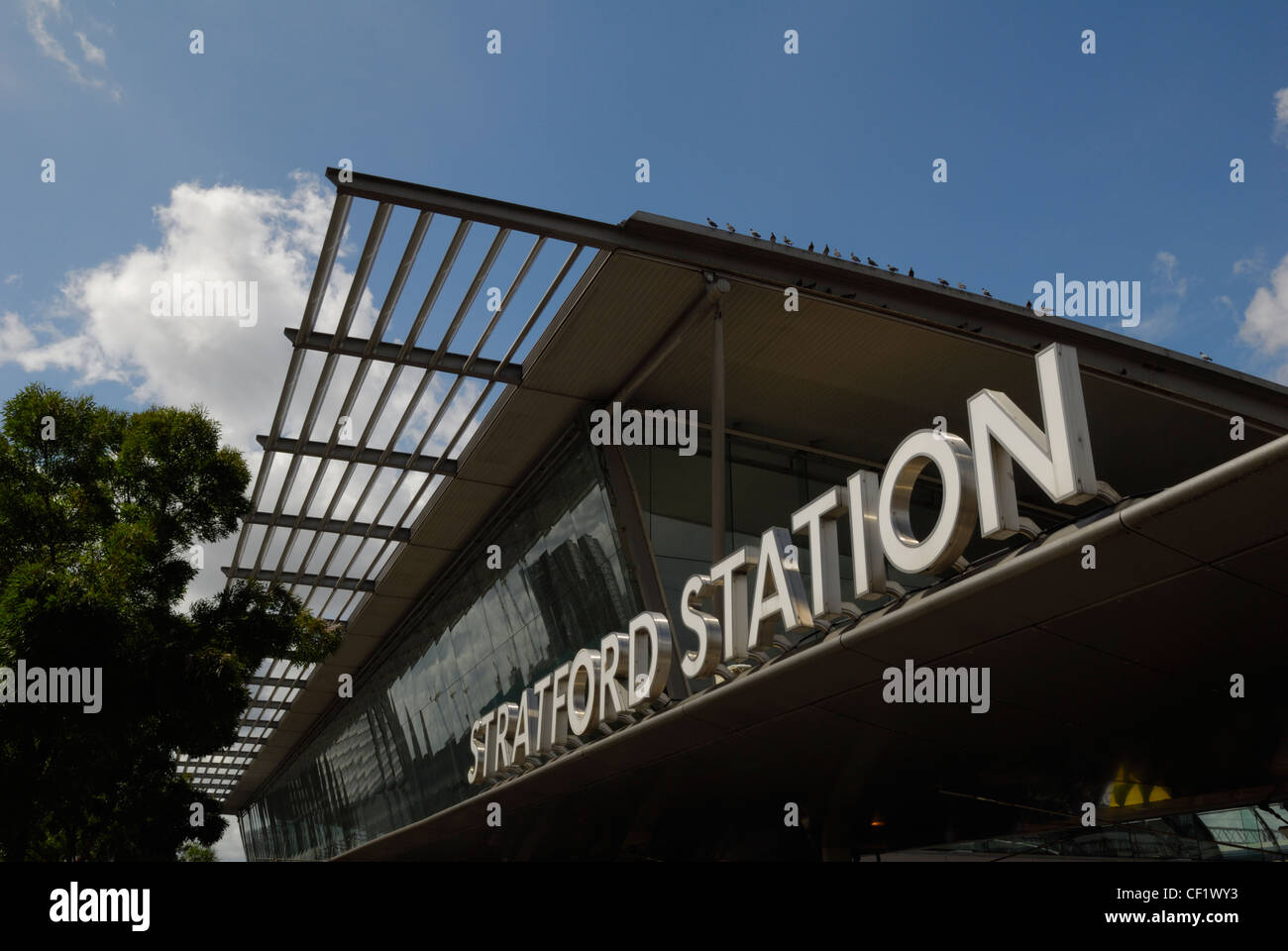 Bahnhof Stratford Beschilderung an der Außenseite des Gebäudes. Stockfoto