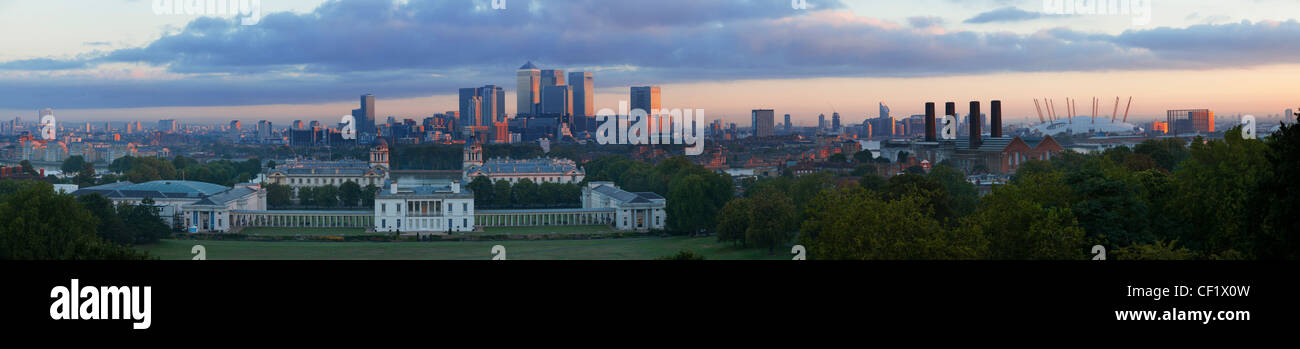 Einen Panoramablick über die City of London im Morgengrauen aus dem Royal Observatory in Greenwich Park Stockfoto
