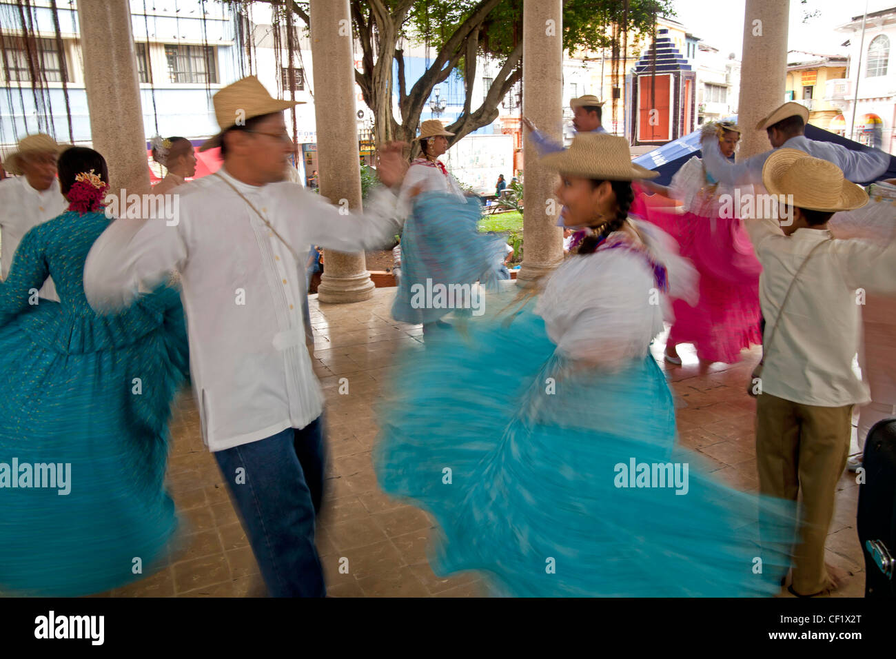 Tänzerinnen und Tänzer aus eine Folklore-Gruppe tragen Trachten, Panama City, Panama, Mittelamerika Stockfoto