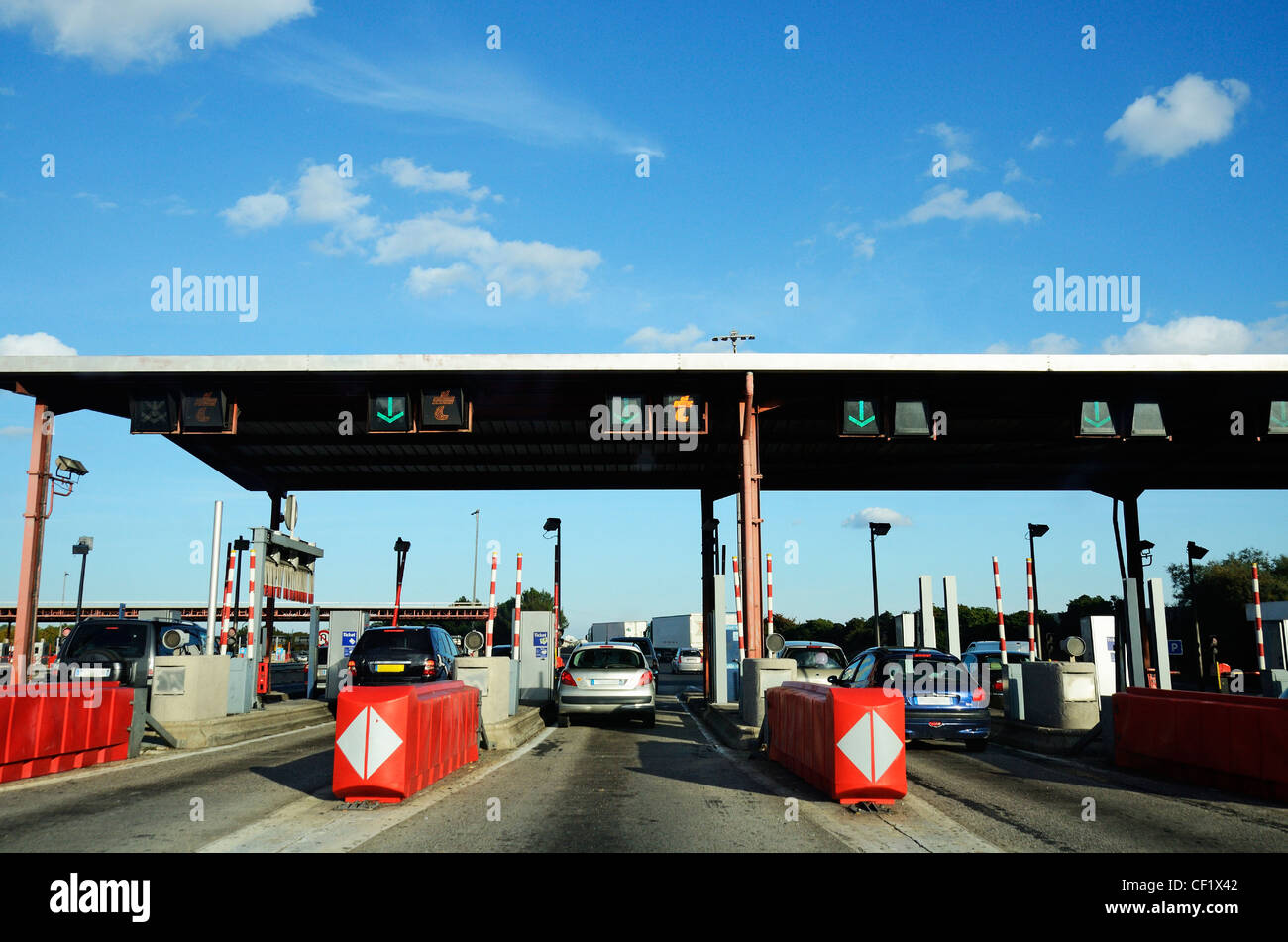 Autos, die vorbei an Mautstellen auf der Autobahn A6, Frankreich Stockfoto