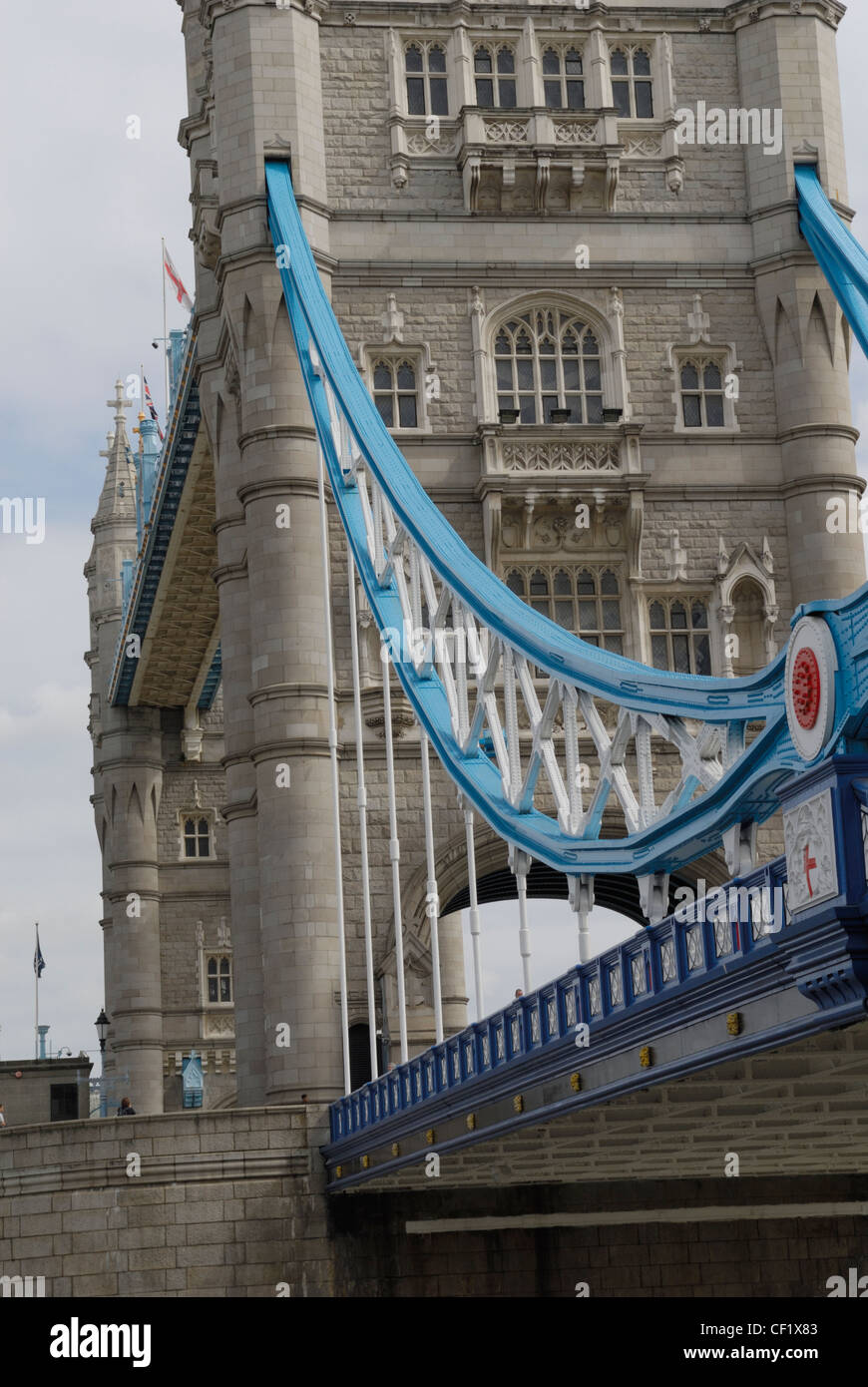 Tower Bridge, eines der berühmtesten Wahrzeichen Londons aus dem südlichen Ufer der Themse. Stockfoto