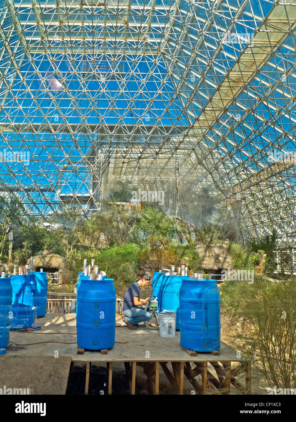 Ein Wissenschaftler in der Landschaft Auswertung Labor von Biosphere2 in den Santa Catalina Mountains von Arizona Studien Pflanzen. Stockfoto