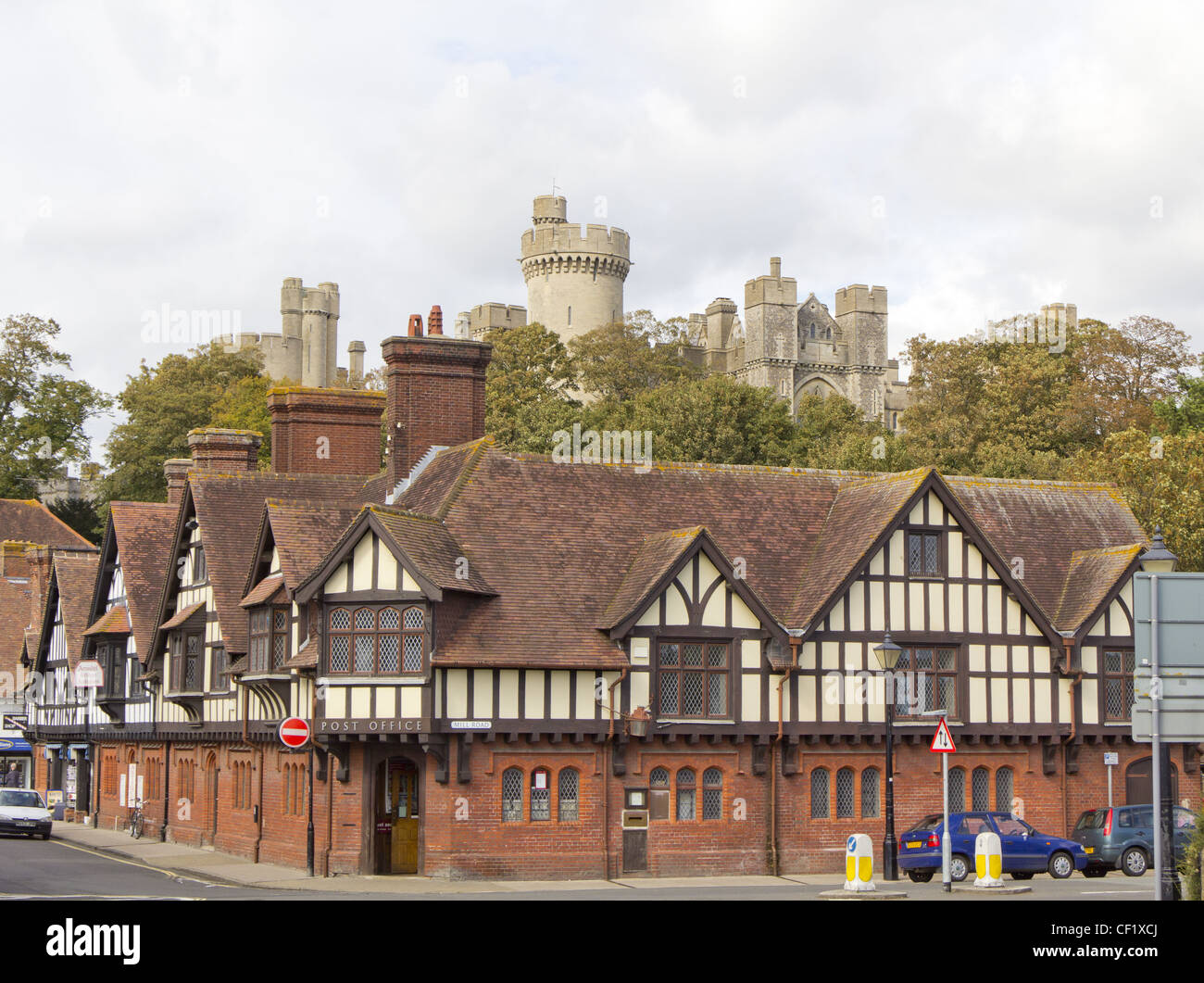 Arundel Postamt und dahinter die Burg, West Sussex, England Stockfoto