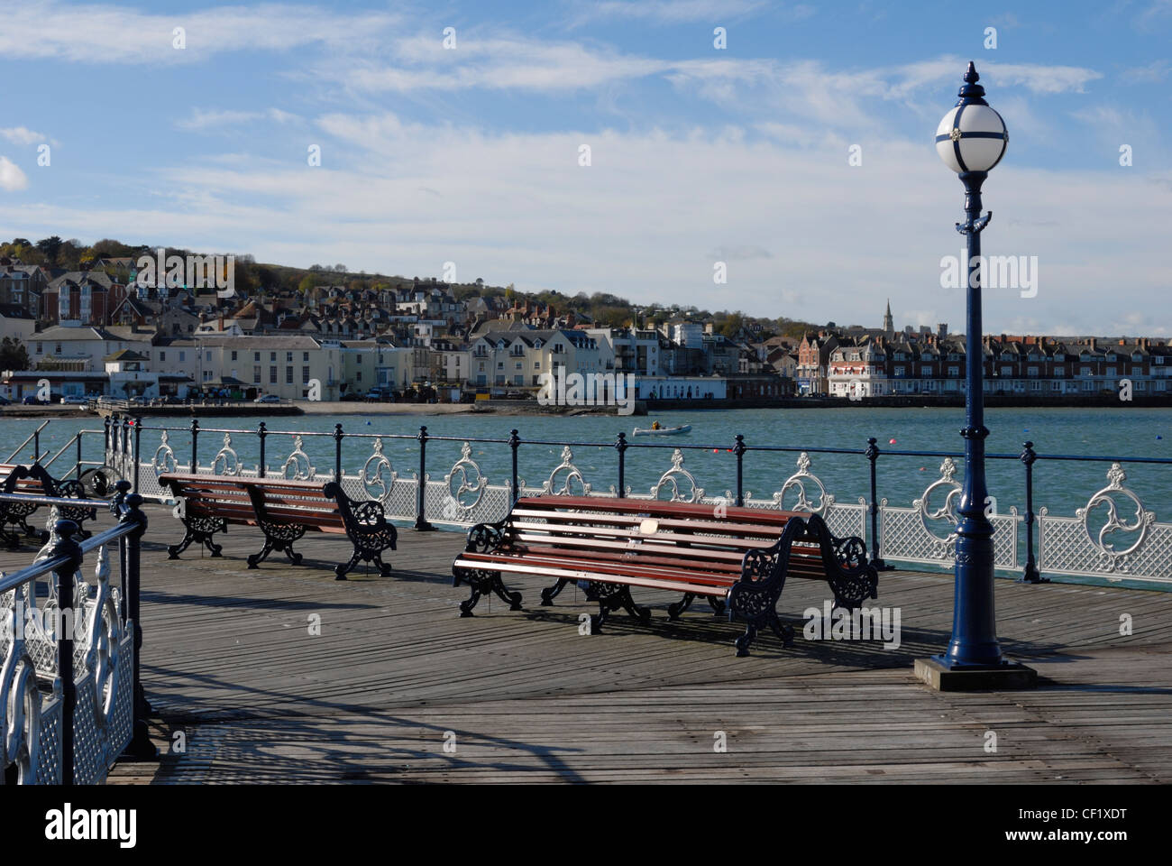 Bänke auf Swanage Pier, eine viktorianische Konstruktion, die in Disrepair gefallen aber ist jetzt in den Händen von Swanage Pier Tr Stockfoto