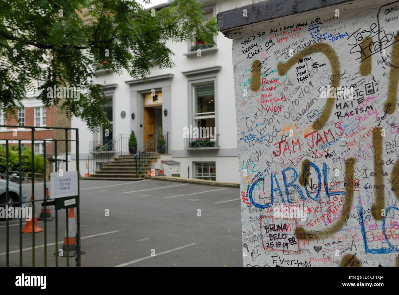 Graffiti an der Wand außerhalb Abbey Road Studios mit den Studios im Hintergrund. Abbey Road Studios befindet sich die meisten o Stockfoto