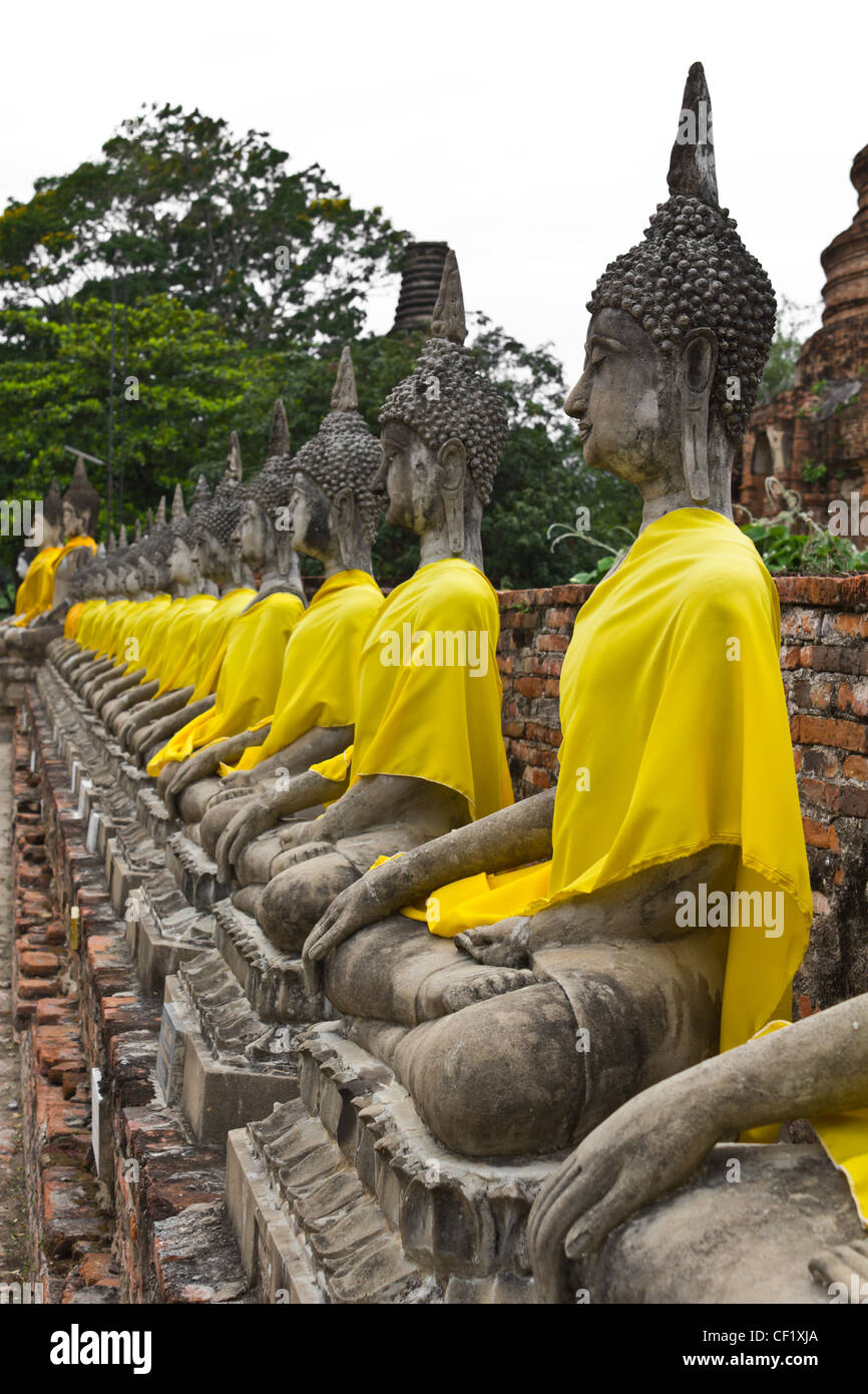 Reihe von Heiligen Buddha-Figuren in Ayutthaya, Thailand Stockfoto