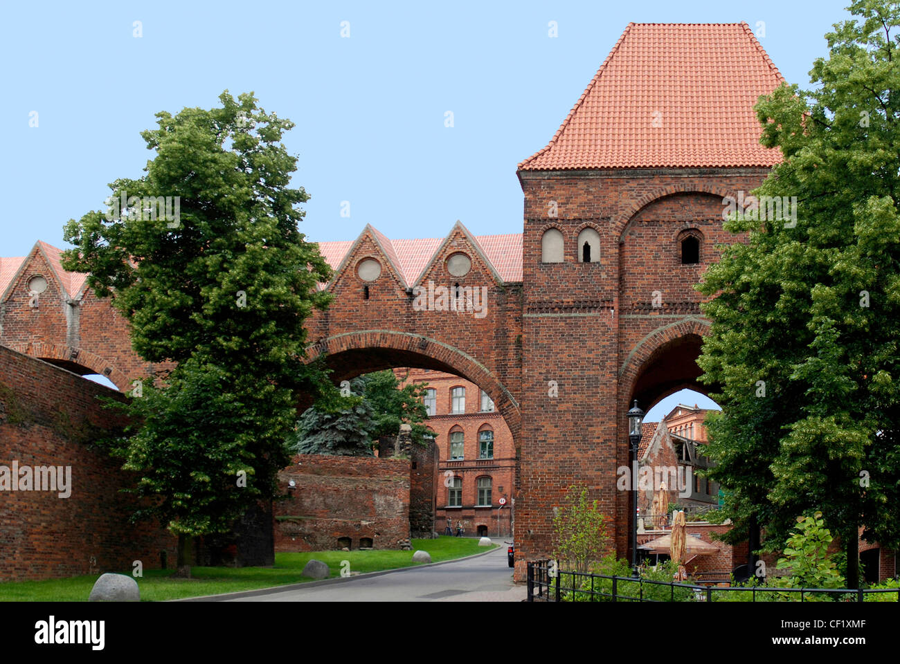 Ein Teil der alten Stadtmauer von Torun mit einem Wehrturm aus dem 13. Jahrhundert. Stockfoto