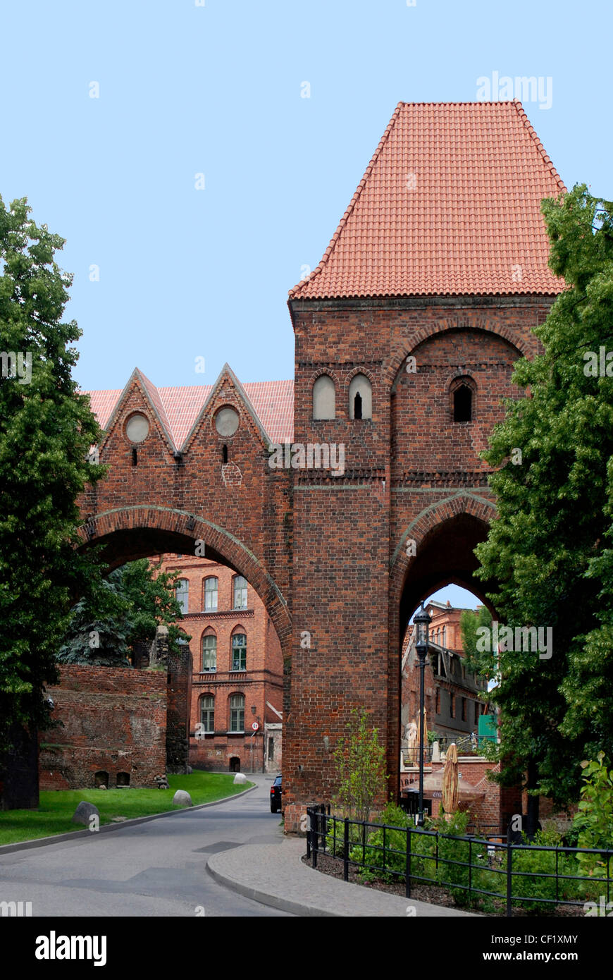 Ein Teil der alten Stadtmauer von Torun mit einem Wehrturm aus dem 13. Jahrhundert. Stockfoto